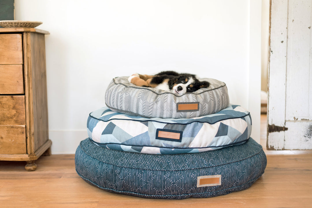 Round Bed in Midnight Malamute